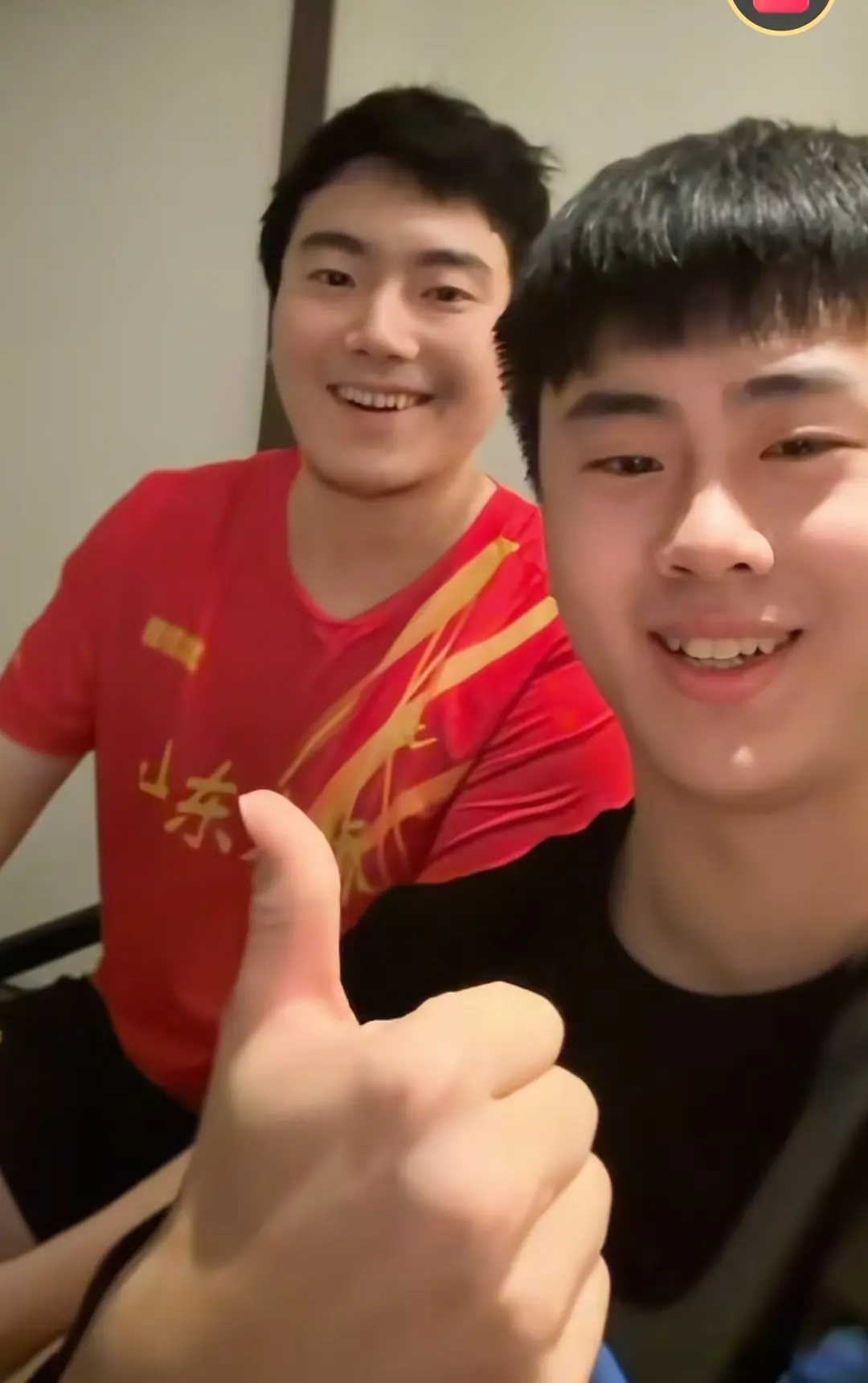 式时, 应梁靖崑的